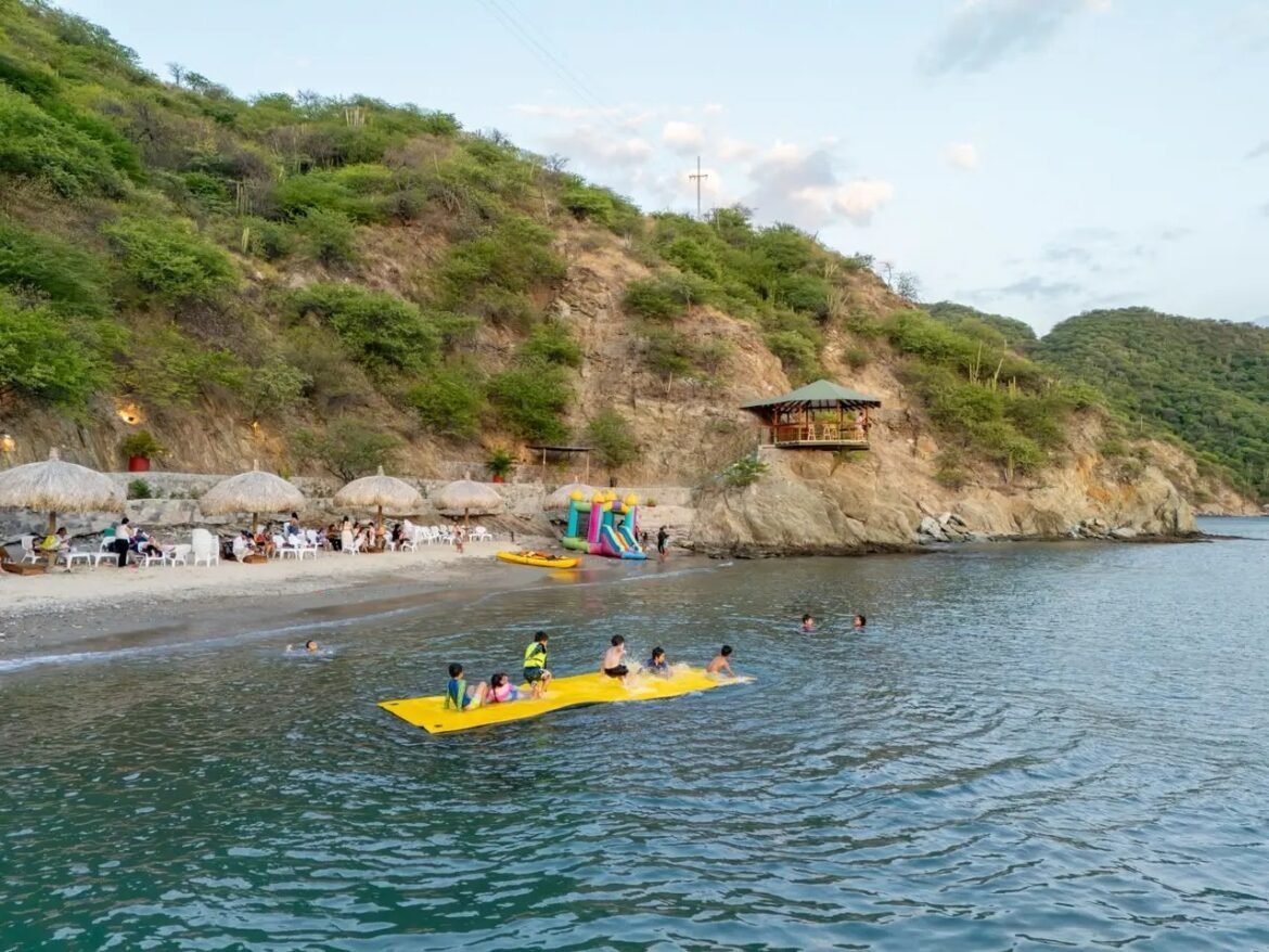 Aguas cristalinas y paisajes tropicales en Playa Bonita